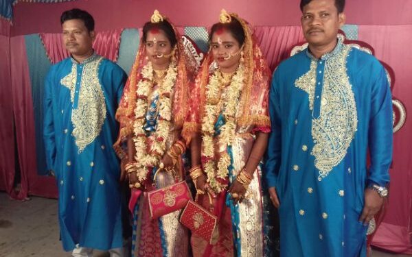 আট মনের রাজযোটক, ছাদনাতলায় যমজ ভাইয়ের গলায় মালা পরালো যমজ দুই বোন