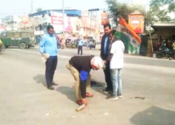 স্ত্রী ফিরে না আসায় তৃণমূলের দলীয় পতাকা হাতে নিয়ে গায়ে পেট্রোল ঢেলে আত্মহত্যার চেষ্টা স্বামীর