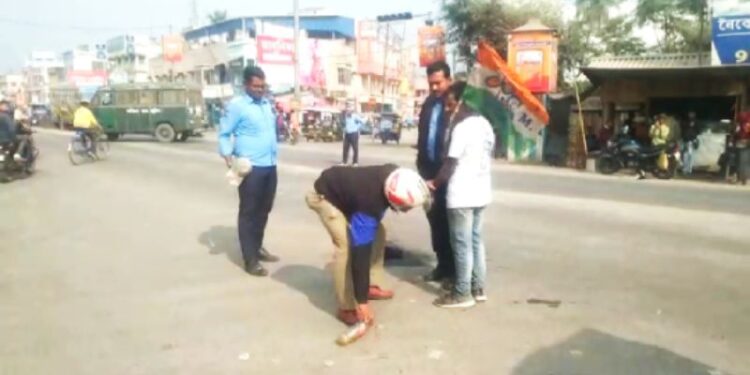 স্ত্রী ফিরে না আসায় তৃণমূলের দলীয় পতাকা হাতে নিয়ে গায়ে পেট্রোল ঢেলে আত্মহত্যার চেষ্টা স্বামীর