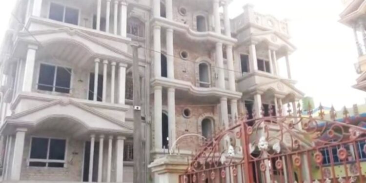 তৃণমূলের উপপ্রধান হওয়ার পাঁচ বছরের মধ্যে বিশাল অট্টালিকার মালিক, তবুও প্রধানমন্ত্রী আবাস যোজনার তালিকায় নাম