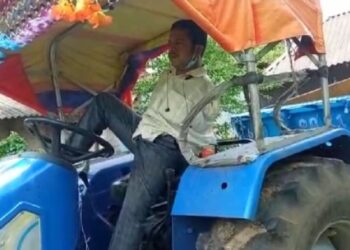 নেই দুটি হাত, দু’পা দিয়ে ট্র্যাক্টর চালিয়ে বেঁচে থাকার রসদ জোগাচ্ছে আইটিআই পাস প্রতিবন্ধী যুবক