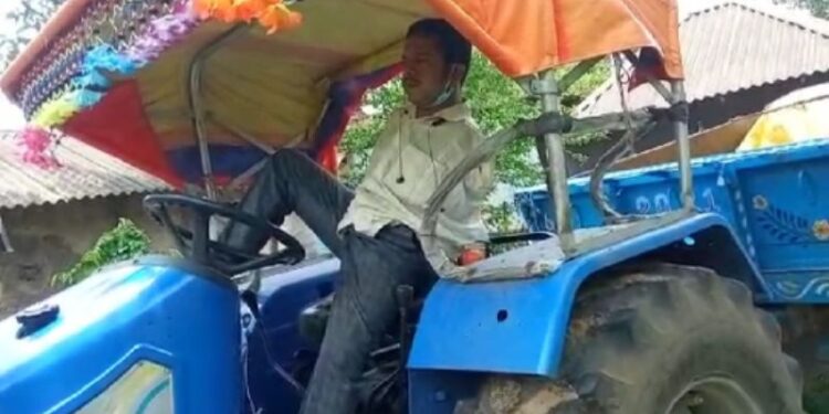 নেই দুটি হাত, দু’পা দিয়ে ট্র্যাক্টর চালিয়ে বেঁচে থাকার রসদ জোগাচ্ছে আইটিআই পাস প্রতিবন্ধী যুবক