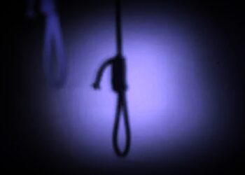 শাড়ি,ব্লাউজ,কপালে টিপ পরে গলায় ফাঁস লাগিয়ে আত্মঘাতী মাধ্যমিক ছাত্র