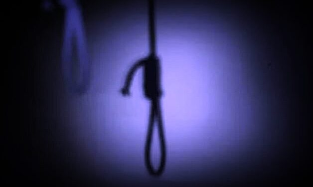 শাড়ি,ব্লাউজ,কপালে টিপ পরে গলায় ফাঁস লাগিয়ে আত্মঘাতী মাধ্যমিক ছাত্র