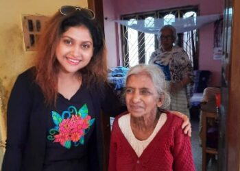 বেহালার বৃদ্ধাশ্রমের বৃদ্ধ-বৃদ্ধাদের পাশে ‘হেল্পিং হ্যাণ্ডস’