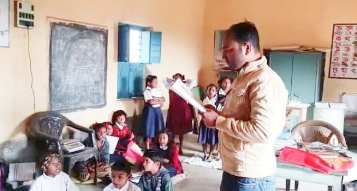 কাটোয়ায় স্কুলে অনুপস্থিত শিক্ষিকার হয়ে পড়াচ্ছে ভাড়াটে শিক্ষক