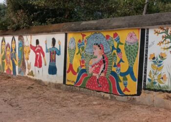 আদিবাসী রমণীদের আঁকা গৃহস্থালীর দেওয়াল চিত্র ঘিরে পর্যটনের নতুন ঠিকানা হয়ে উঠেছে আউশগ্রামের নবনধারা গ্রাম