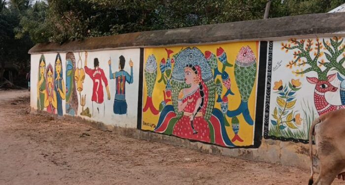 আদিবাসী রমণীদের আঁকা গৃহস্থালীর দেওয়াল চিত্র ঘিরে পর্যটনের নতুন ঠিকানা হয়ে উঠেছে আউশগ্রামের নবনধারা গ্রাম