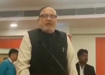 “ভারতের পরিবেশ ভালো নয়, ছেলেমেয়েদের বলেছি বিদেশেই থাকুক” -আরজেডি নেতা আব্দুল বারি সিদ্দিকি,  “সব সুবিধা ছেড়ে দিয়ে  সপরিবারে পাকিস্থান চলে যান”-বিজেপির জবাব