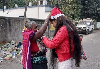 আশ্রয়হীন মানুষের সাথে বড়দিন উদযাপন করল বারাসাতের স্বেচ্ছাসেবী সংস্থার সদস্যরা