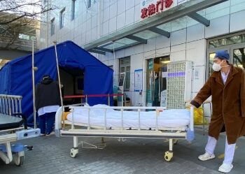 দৈনিক কোভিড-১৯ পরিসংখ্যান প্রকাশ বন্ধ করে তথ্য গোপন করতে চাইছে চীন