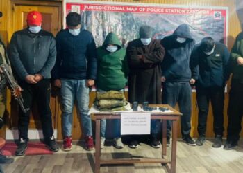 পুলিশের পোশাক পড়ে খেলনা পিস্তল এবং ওয়াকি টকি নিয়ে তোলাবাজি, শ্রীনগরে গ্রেফতার চক্রের ৬ পান্ডা