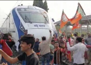 ‘বন্দেভারত‘ ট্রেনের পথচলা শুরুর দিনে শোড়গোল ফেললো দুই বিজেপি সাংসদের মন্তব্য
