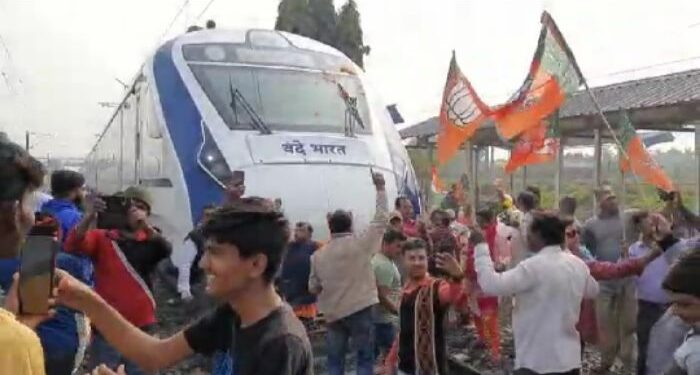 ‘বন্দেভারত‘ ট্রেনের পথচলা শুরুর দিনে শোড়গোল ফেললো দুই বিজেপি সাংসদের মন্তব্য