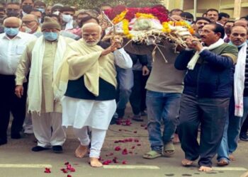 গান্ধীনগরে রুদ্রভূমিতে পঞ্চভূতে বিলীন হল প্রধানমন্ত্রীর মায়ের নশ্বর দেহ