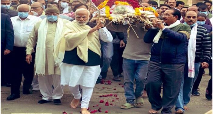গান্ধীনগরে রুদ্রভূমিতে পঞ্চভূতে বিলীন হল প্রধানমন্ত্রীর মায়ের নশ্বর দেহ