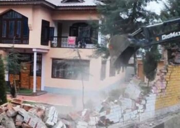 Jammu Kashmir : ফের সন্ত্রাসবাদীর বাড়িতে বুলডোজার চালালো প্রশাসন