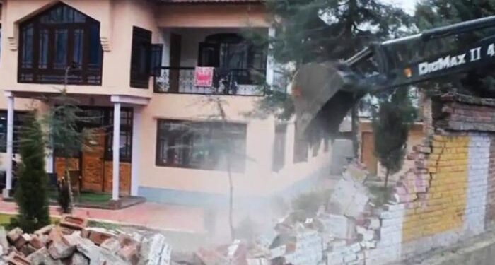 Jammu Kashmir : ফের সন্ত্রাসবাদীর বাড়িতে বুলডোজার চালালো প্রশাসন