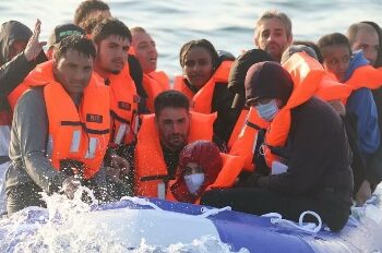 গত বছর ইংলিশ চ্যানেল অতিক্রম করে ব্রিটেন ঢুকেছে ৪৫,০০০ অনুপ্রবেশকারী