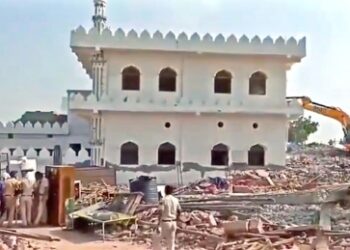 জিটি রোড সম্প্রসারণে বাধা সৃষ্টি করায় সরকারি জায়গায় নির্মিত মসজিদ ভেঙে দিল প্রয়াগরাজ প্রশাসন