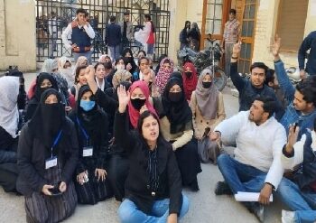 বোরখার দাবিতে অনড় ছাত্রীদের ঢুকতে দিল না মোরাদাবাদের হিন্দু কলেজে