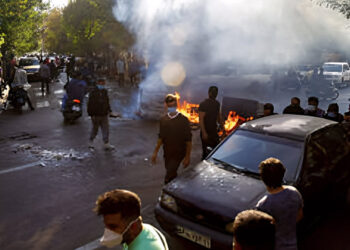 বিক্ষোভ ঠেকাতে জাহেদান শহর ঢোকার রাস্তা বন্ধ করে দিল ইরানি বাহিনী