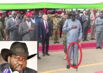 দাঁড়িয়ে জাতীয় সংগীত গাওয়ার সময় প্যান্টে প্রস্রাব করে ফেললেন সুদানের রাষ্ট্রপতি,ভিডিও ফাঁস করে গ্রেফতার ৬ সাংবাদিক