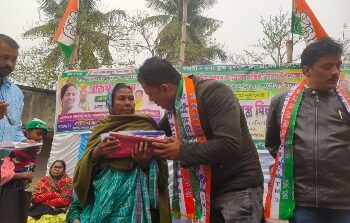 দলের প্রতিষ্ঠা দিবসে বস্ত্র বিতরণ করল গলসীর তৃণমূল নেতৃত্ব