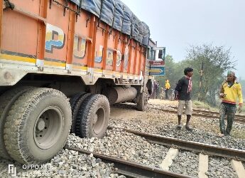 কেতুগ্রামের শিবলুন রেলগেটে আটকে লরি, বন্ধ ট্রেন চলাচল
