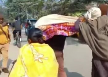 অ্যাম্বুল্যান্সের চড়া ভাড়া,বধুর দেহ কাঁধে করে নিয়ে যেতে বাধ্য হল স্বামী ও ছেলে, রাজ্য সরকারকে কটাক্ষ বিজেপির