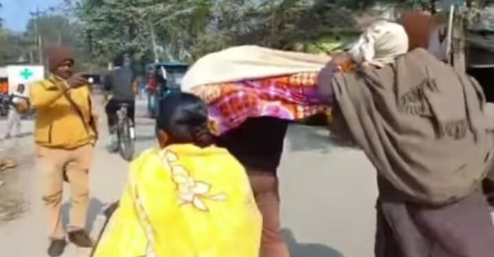 অ্যাম্বুল্যান্সের চড়া ভাড়া,বধুর দেহ কাঁধে করে নিয়ে যেতে বাধ্য হল স্বামী ও ছেলে, রাজ্য সরকারকে কটাক্ষ বিজেপির