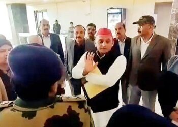 বিষ মিশিয়ে দিতে পারে, এই আশঙ্কায় পুলিশের চা প্রত্যাখ্যান করলেন অখিলেশ যাদব