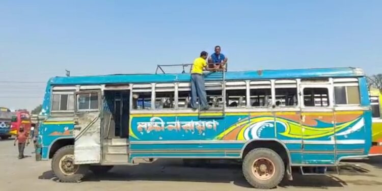 কাটোয়ার ন’নগরে বাস দূর্ঘটনায় নিহত আরও ১,ছাদে যাত্রীবহন  আটকাতে তৎপররা পুলিশের