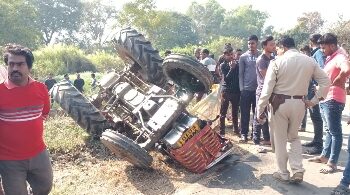 কেতুগ্রামে ইঁটবোঝাই ট্রাক্টর উল্টে মৃত্যু কিশোরের, আহত ২