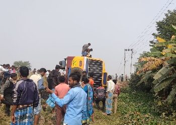 ভাতারে যাত্রীবাহী বাস উলটে জখম ১০