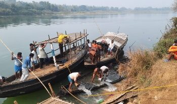 যাত্রীদের লাফালাফিতে নৌকাডুবির ঘটনা ঘটল কাটোয়ায় অজয় নদে