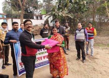 দুঃস্থদের মধ্যে শীতবস্ত্র বিতরণ করল শিক্ষক সংগঠন