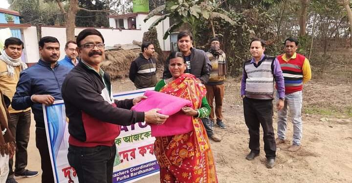 দুঃস্থদের মধ্যে শীতবস্ত্র বিতরণ করল শিক্ষক সংগঠন