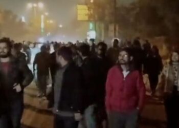 বিবিসির ‘অপপ্রচারমূলক’ তথ্যচিত্র দেখার দাবিতে অনড় বামপন্থী ছাত্র সংগঠন, মঙ্গলবার রাতে ধুন্ধুমার জেএনইউ ক্যাম্পাসে