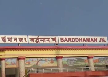 পুরনো ওভারব্রিজ ভেঙে ফেলার জন্য গোটা দিন ট্রেন চলাচল বন্ধ রাখার সিদ্ধান্ত নিল রেল দপ্তর