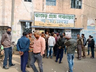 অসমাপ্ত রাস্তার কাজ সমাপ্ত করার দাবিতে ভাতার পঞ্চায়েতে তালা ঝুলিয়ে বিক্ষোভ