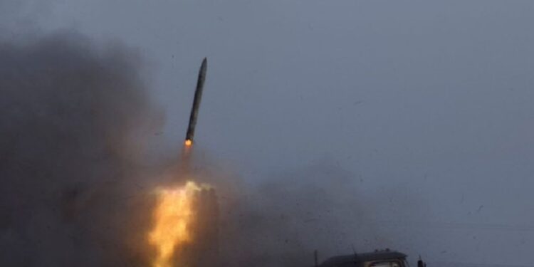 রুশ সেনা ঘাঁটিতে রকেট হামলা চালিয়ে ৪০০ সৈন্যকে হত্যার দাবি ইউক্রেনের