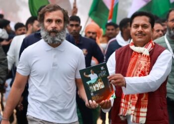 রাহুল গান্ধীকে “শীততাপ জয়ী সাধু” সাজিয়ে বিজেপির হিন্দু ভোট ব্যাঙ্কে থাবা বসাতে চাইছে কংগ্রেস