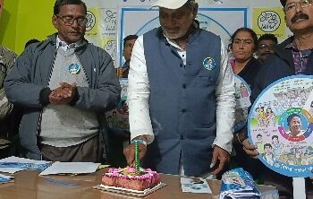 দলনেত্রীর জন্মদিন উপলক্ষে কেক কেটে পঞ্চায়েত নির্বাচনের প্রচারের আনুষ্ঠানিক সূচনা ভাতার ও আউশগ্রামে