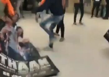 আহমেদাবাদে ‘পাঠান’ ছবির ব্যানার ও প্ল্যাকার্ড ভাঙচুর চালালো বজরং দল