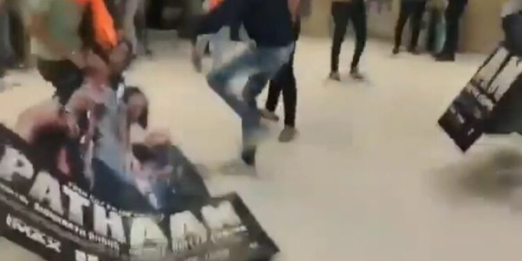 আহমেদাবাদে ‘পাঠান’ ছবির ব্যানার ও প্ল্যাকার্ড ভাঙচুর চালালো বজরং দল