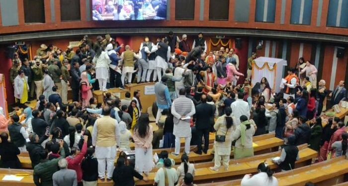 এএপি এবং বিজেপির সংঘর্ষে স্থগিত দিল্লি মিউনিসিপ্যাল কর্পোরেশনের মেয়র এবং ডেপুটি মেয়র নির্বাচন