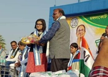 মঙ্গলকোটে দুঃস্থ মানুষদের শীত বস্ত্র বিতরণ করল শাসকদল