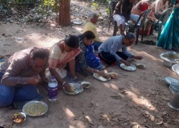 নতুন বছরে পিকনিকে মেতে উঠলেন বর্ধমানের প্রবীণ-প্রবীণারা