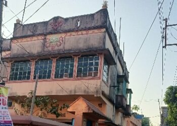 দু’তলা বাড়ির ছাদ থেকে পড়ে মৃত্যু ভাতারের চল্লিশোর্ধ্ব ব্যক্তির